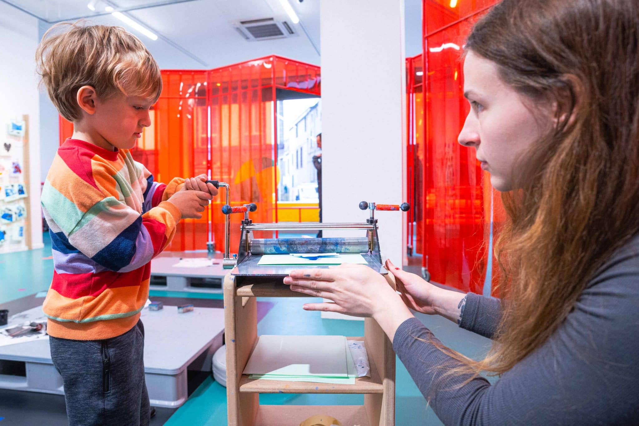 Une enfant et une adulte participent à une activité des Petits Ateliers à mille formes