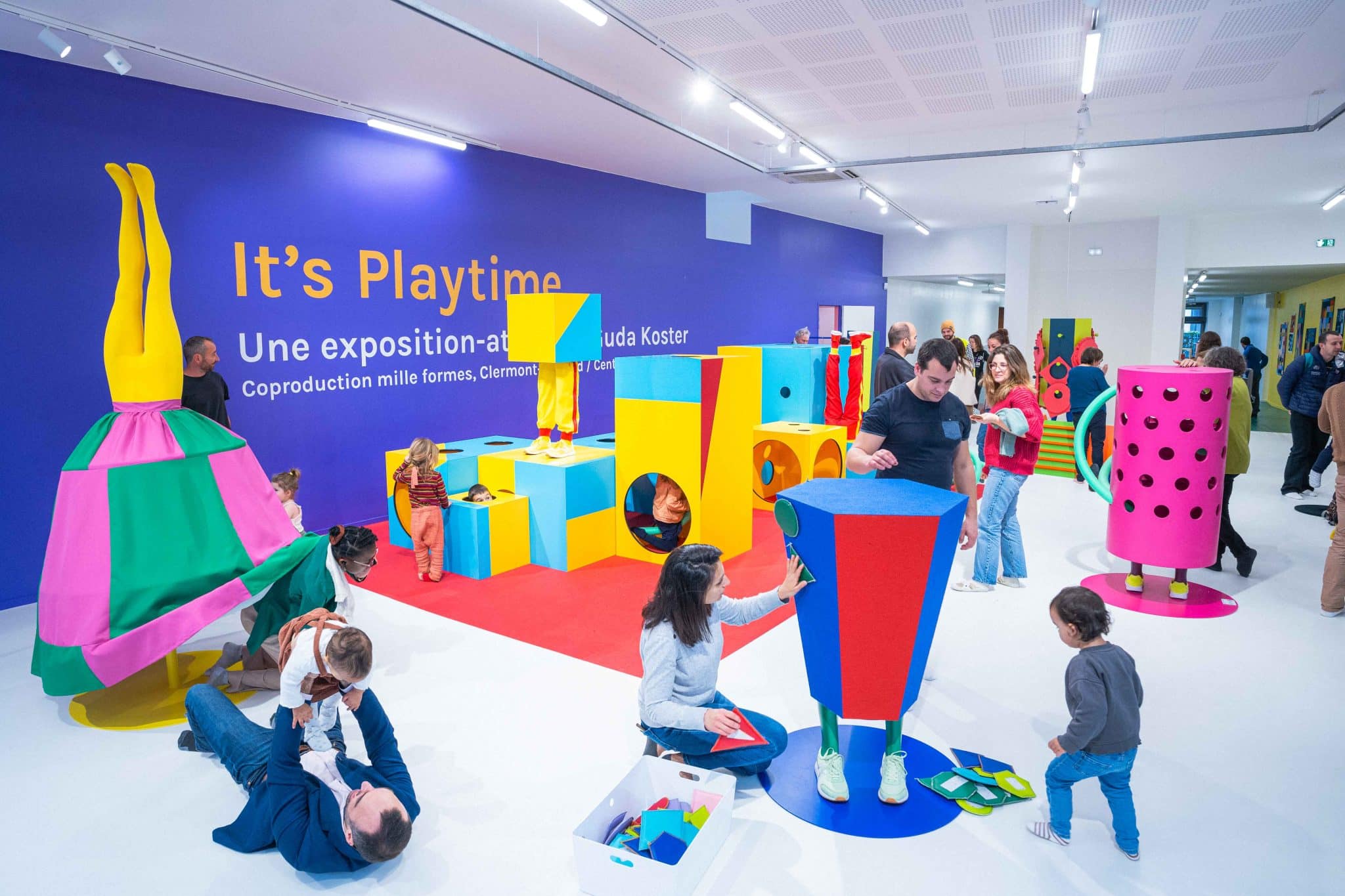 Hall principal de mille formes avec enfants et parents dans le cadre des Petits Ateliers