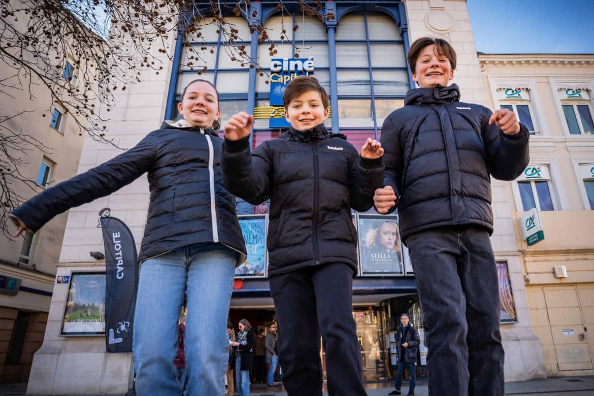 Trois enfants en contre-plongée devant le cinéma Capitole à Clermont-Ferrand