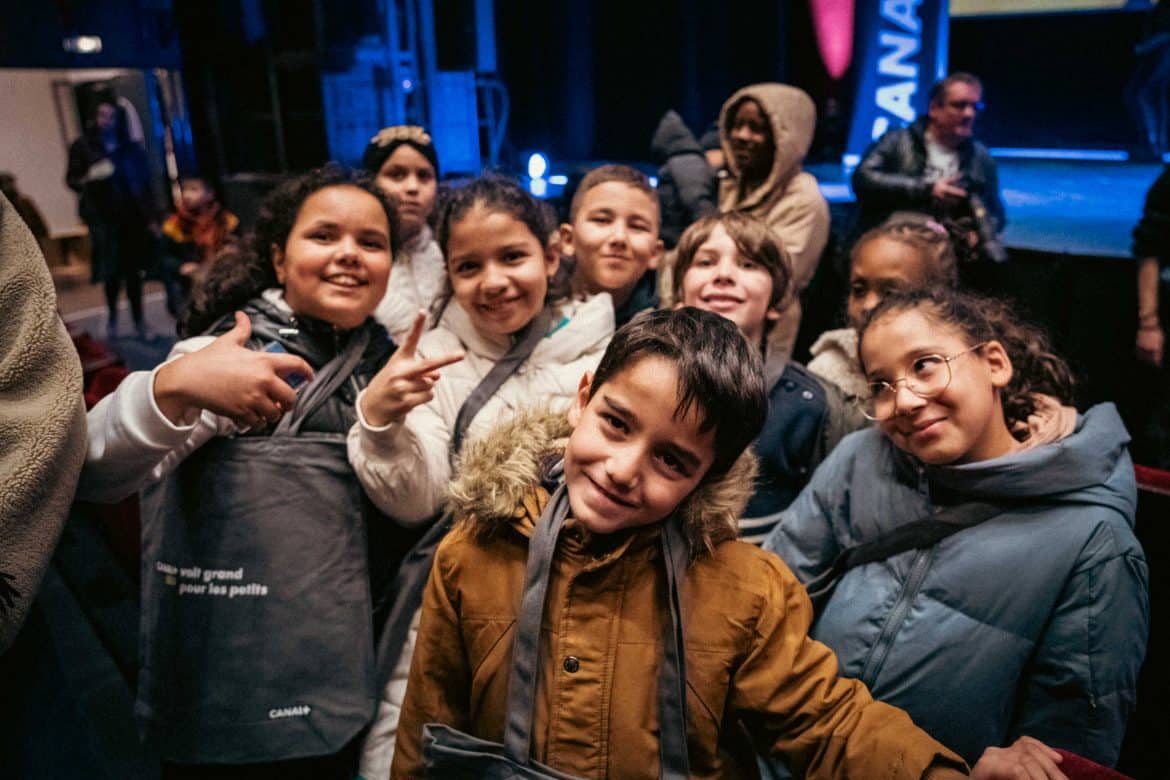 Groupe d'enfants posant à la sortie d'une séance jeunes publics