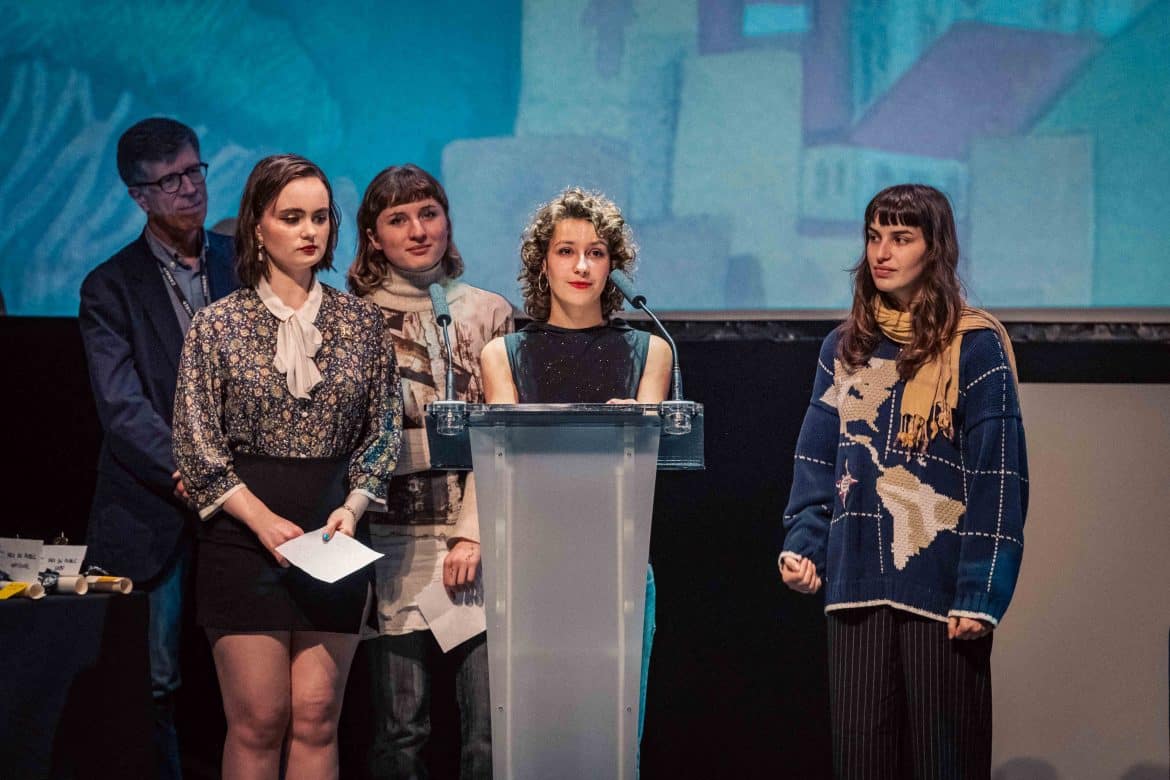 Membres du jury étudiant labo 2024 sur scène pour annoncer le lauréat