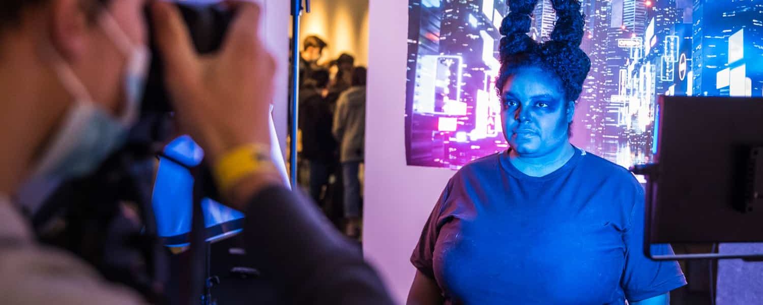 Une jeune femme maquillée et coiffée de en référence au personnage de Maléfique se fait photographier dans le cadre de l'Atelier, école éphémère de cinéma