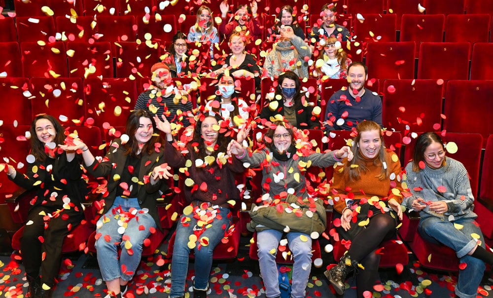 Spectateur.rice.s de face sous une pluie de confettis