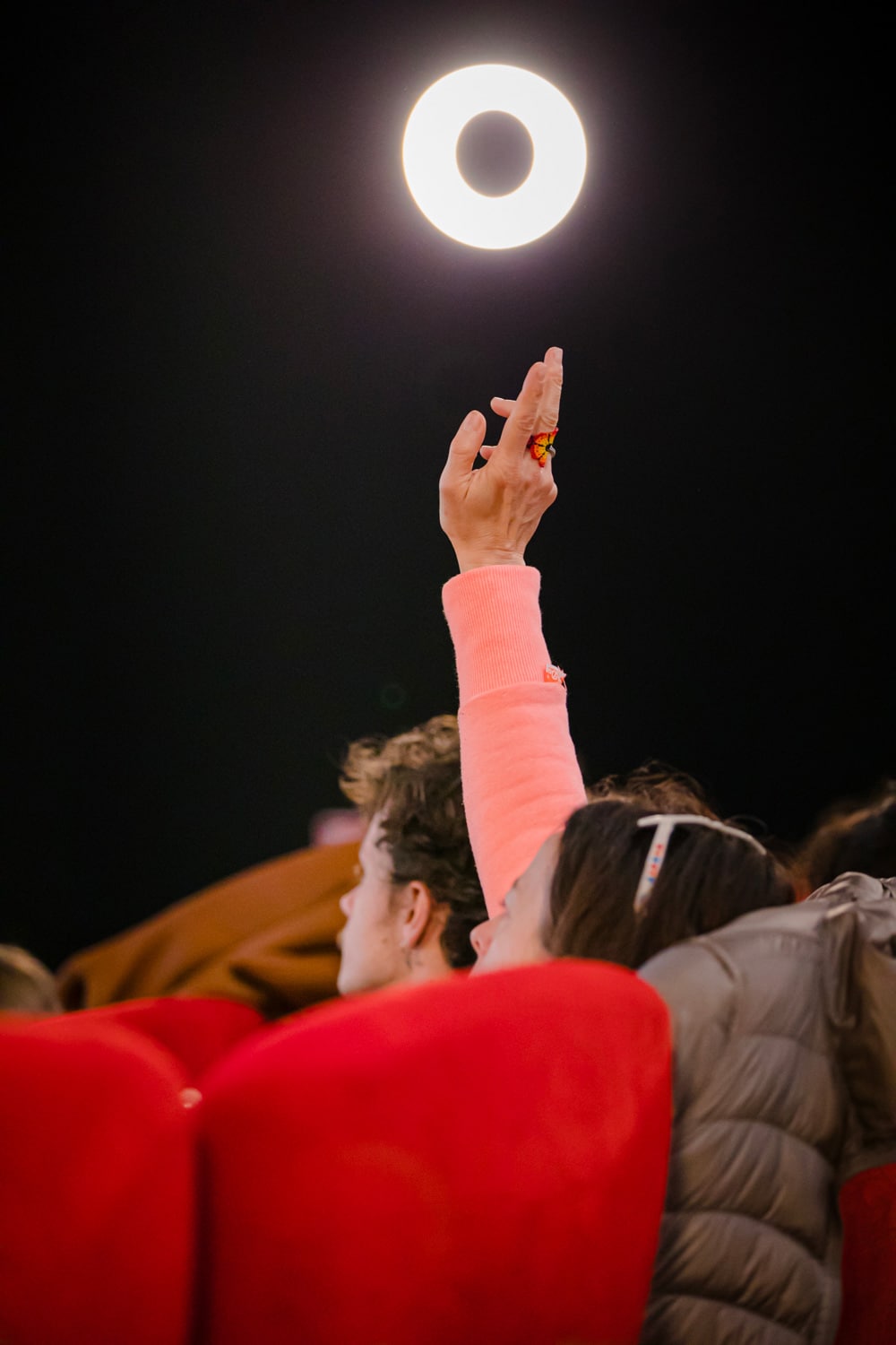 Une personne du public lève la main pour prendre la parole