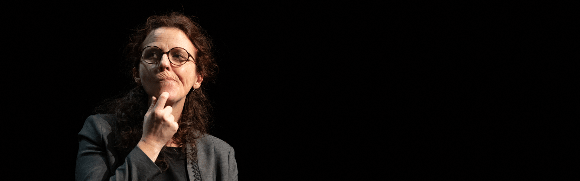 Fabienne Jacquy assure la traduction en LSF des rencontres avec les cinéastes pendant le festival