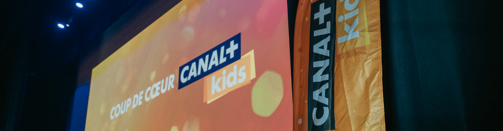 Vue sur l'écran et une flamme aux couleurs de CANAL+ Kids