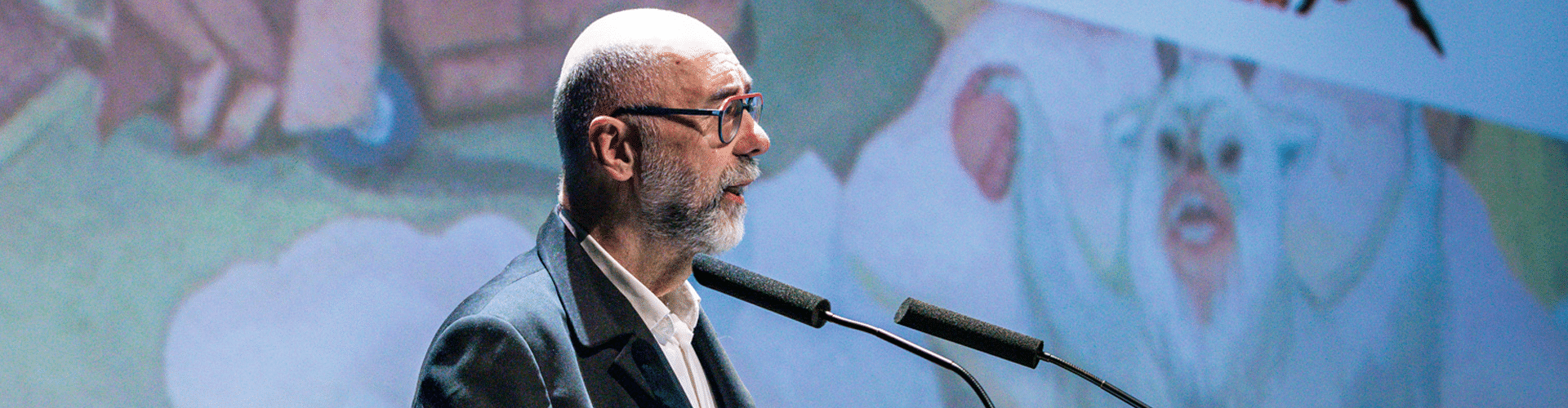 André Coelho, membre du Cercle des mécènes du festival du court métrage de Clermont-Ferrand, sur la scène de la salle Jean-Cocteau, remet un prix lors de la cérémonie de clôture 2024