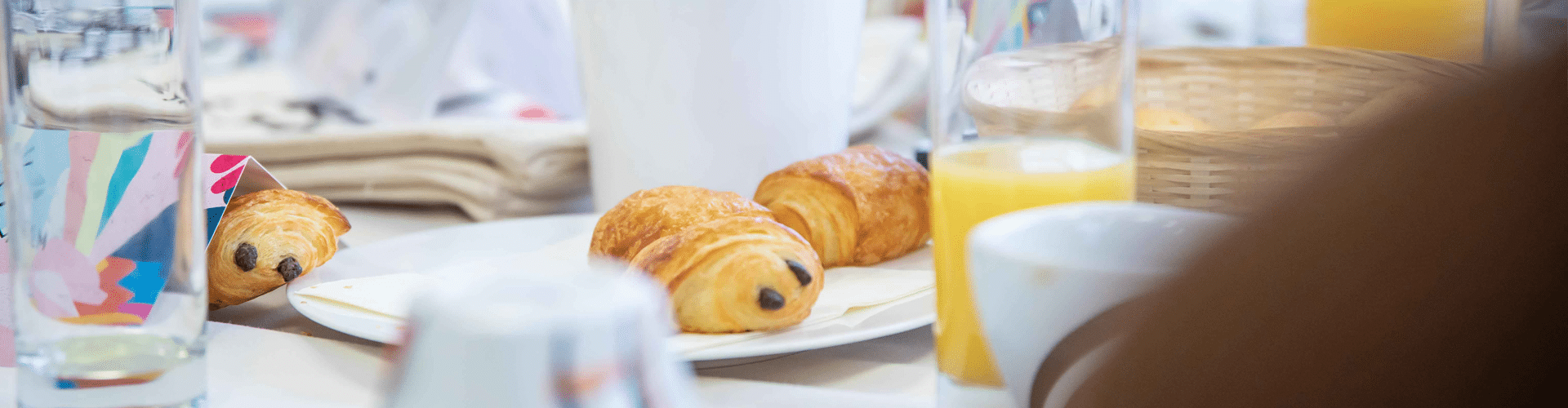 Aperçu de pains au chocolat d'un petit-déjeuner d'hôtel