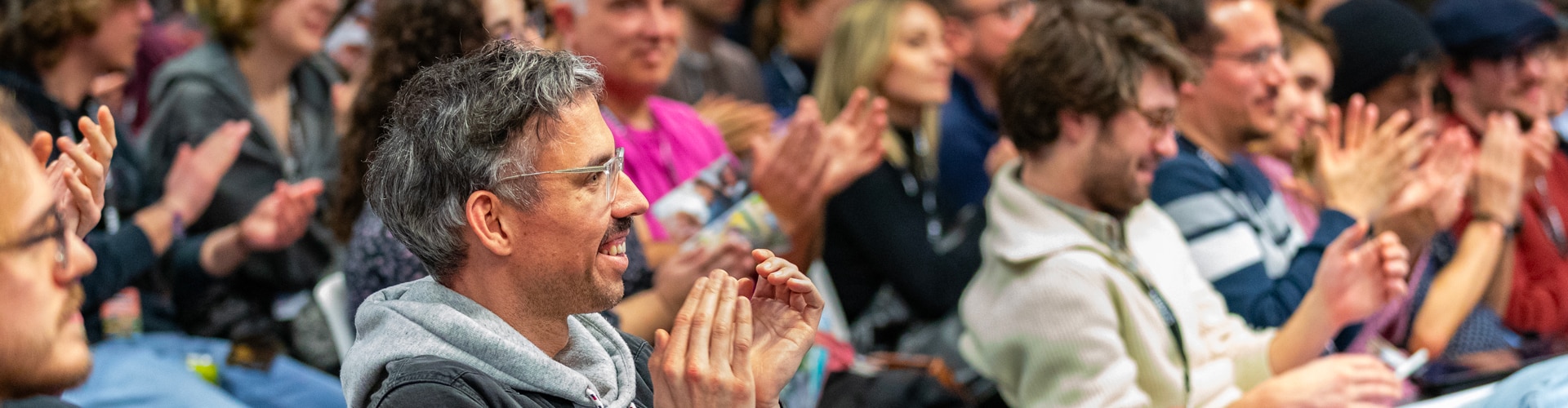 Des participant·e·s au Marché du Film Court applaudissent une conférence