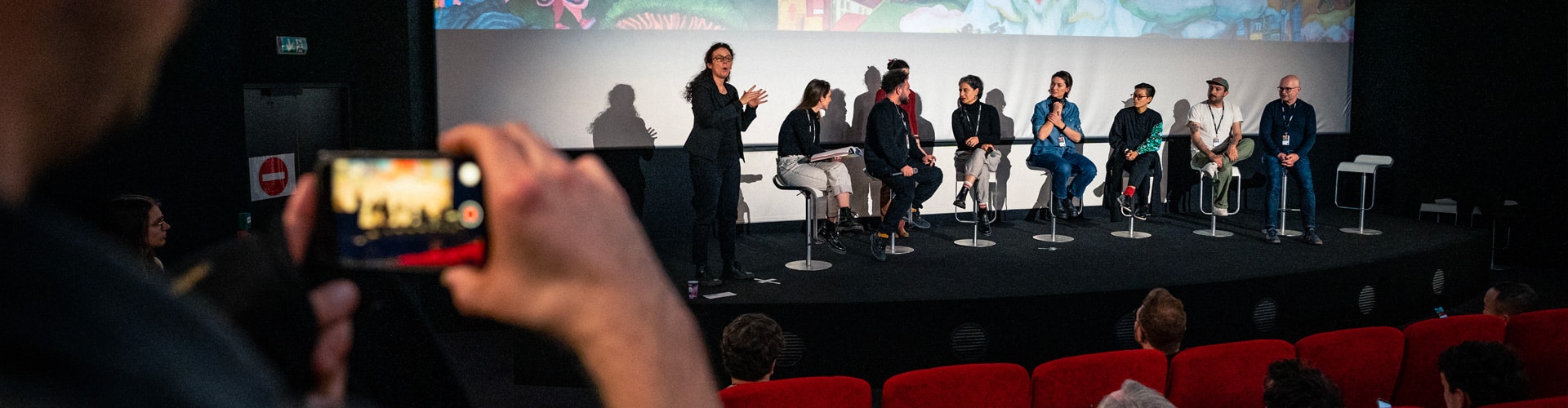 Fabienne Jacquy assure la traduction en LSF des rencontres Micro avec les cinéastes de la compétition international durant le festival 2024