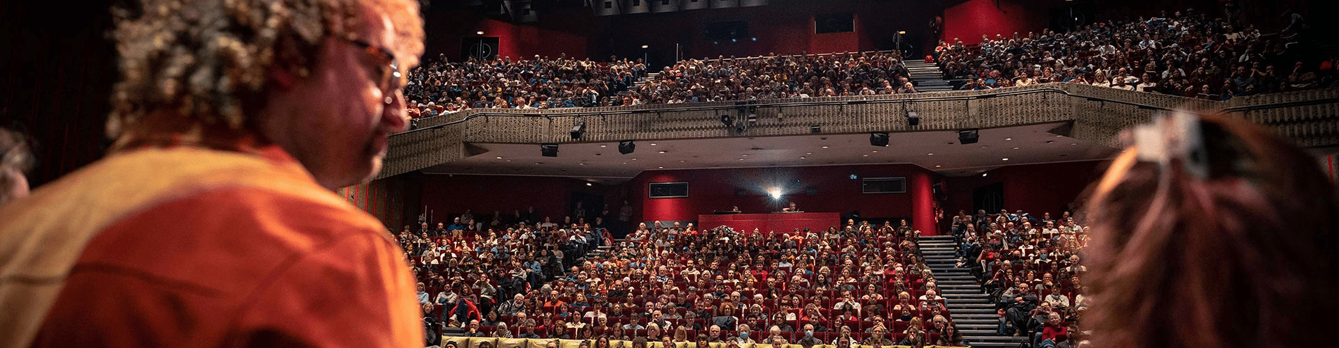 Des réalisateur·rice·s font face à la salle Jean Cocteau remplie pendant le festival du court métrage 2024