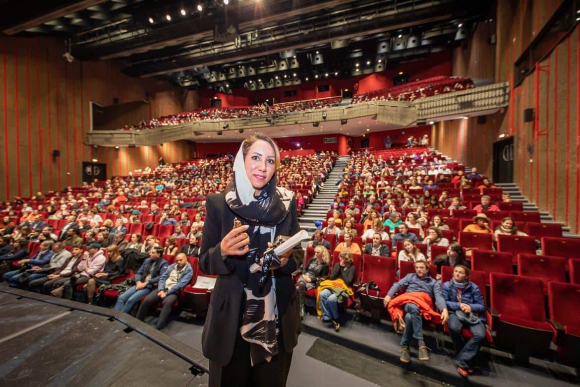Ziba Shahpouri, productrice du film "Coal", prix du public international 2024, sur la scène Jean Cocteau avec son trophée Vercingétorix