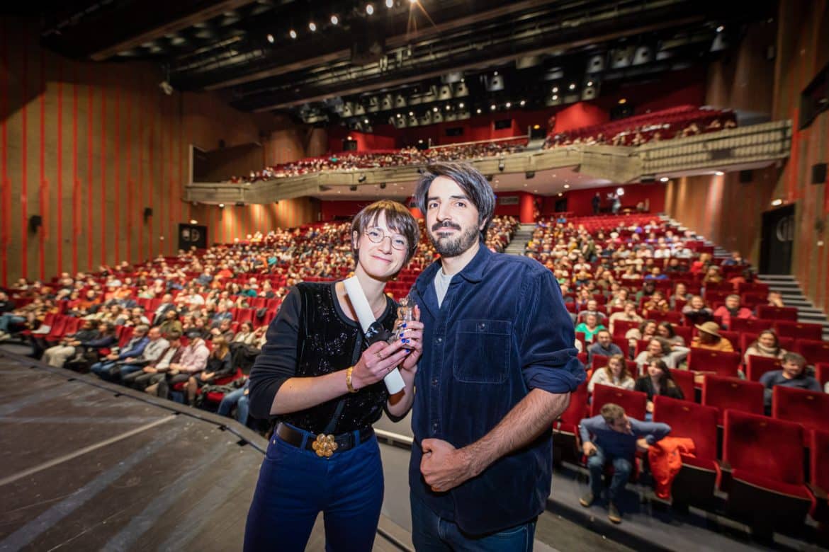 Marie-Lola Terver et Paul Jousselin, co-réalisateurs du film "Les Mystérieuses aventures de Claude Conseil", prix du public national 2024, sur la scène Jean Cocteau avec leur trophée Vercingétorix