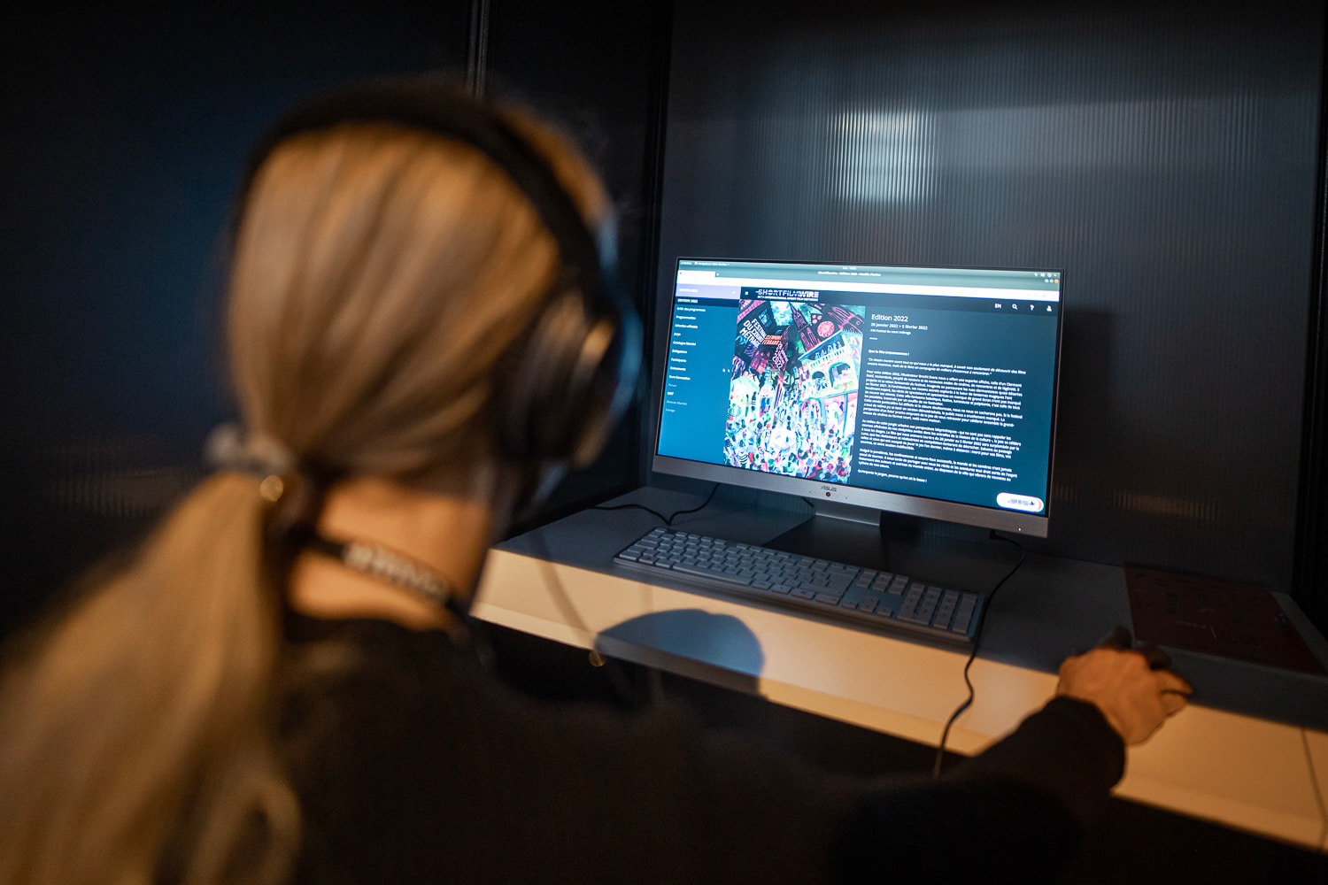 Une jeune femme visionne des films à la vidéothèque du Marché du Film Court
