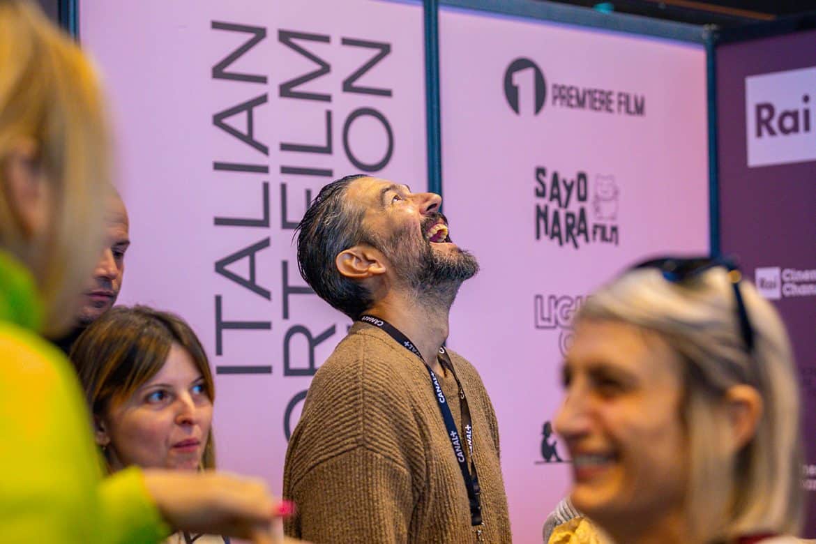 Des intervenant·e·s du stand italien au Marché du Film Court rient