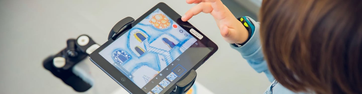 Un enfant participe aux Petits Ateliers